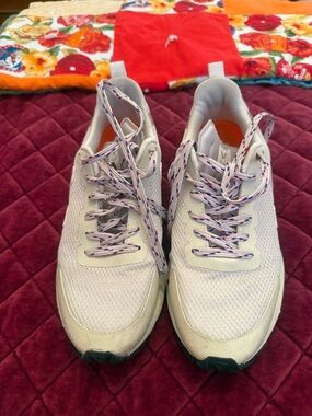 Veja Women's Cream/Beige Sneakers I. Good Condition see all photos Size 8